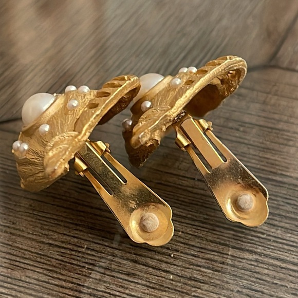 Vintage Seashell Conch Shell Gold-tone Faux Pearl Clip Earrings - Picture 9 of 16